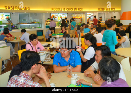 Singapore National University of Singapore NUS,University Town,scuola,studenti campus,uomo asiatico maschile, donna femminile femminile, food Court plaza,c Foto Stock