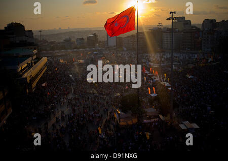 Piazza Taksim, Istanbul, Turchia. 8 Giugno, 2013. Vista generale della Piazza Taksim dalla cima dell'edificio Centro Culturale Ataturk, occupata dai manifestanti poiché le proteste ha iniziato a. Un altro giorno gli abitanti di Istanbul al crepuscolo e andare verso piazza Taksim per mostrare la loro protesta contro il governo di Erdogan. Credito: Jordi Boixareu/Alamy Live News Foto Stock