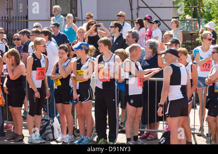 Hotel a Llanwrtyd Wells, Regno Unito. 8 Giugno 2013. I concorrenti di attendere per l'avvio. Oltre 400 corridori competere contro 65 cavalli nell'uomo V Horse 23 miglio marathon, nel corso di estenuanti terreno montuoso.L'evento è stato concepito da Gordon Green al suo pub la Neuadd Arms nel 1980 su overhearing una discussione se un uomo era uguale a quella di un cavallo in funzione cross country sulla distanza. Il premio in denaro per la battitura di un cavallo è stato aumentato ogni anno da £1.000 fino a Huw Lobb ha vinto £25.000 nel 2004 battendo il primo cavallo per 2 minuti con un tempo di 2:05:19. Credito: Graham M. Lawrence/Alamy Live News. Foto Stock