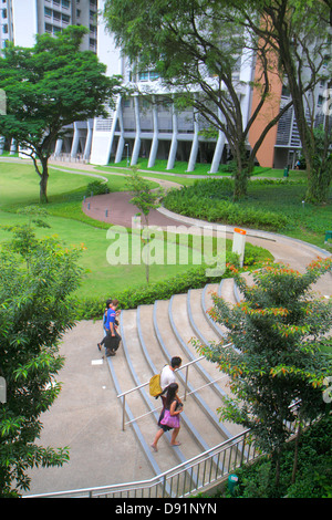 Singapore National University of Singapore NUS,University Town,scuola,studenti,campus,uomo asiatico maschio,donna femmina donne,scale scala gradini Foto Stock