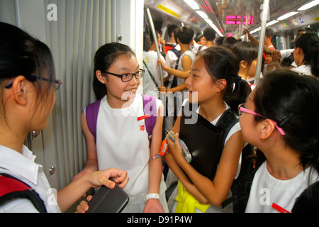 Singapore,Stazione MRT di Bishan,Circle Line,treno della metropolitana,cavalieri,pendolari,ragazze asiatiche,bambini donne studenti studenti,in piedi,Sing130205062 Foto Stock