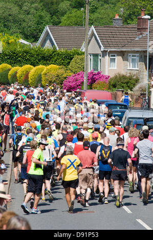 Hotel a Llanwrtyd Wells, Regno Unito. 8 Giugno 2013. Guide di scorrimento inizia presso la piazza della città. Oltre 400 corridori competere contro 65 cavalli nell'uomo V Horse 23 miglio marathon, nel corso di estenuanti terreno montuoso.L'evento è stato concepito da Gordon Green al suo pub la Neuadd Arms nel 1980 su overhearing una discussione se un uomo era uguale a quella di un cavallo in funzione cross country sulla distanza. Il premio in denaro per la battitura di un cavallo è stato aumentato ogni anno da £1.000 fino a Huw Lobb ha vinto £25.000 nel 2004 battendo il primo cavallo per 2 minuti con un tempo di 2:05:19. Credito: Graham M. Lawrence/Alamy Live News. Foto Stock