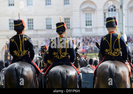 Il compleanno ufficiale della Regina Elisabetta II è contrassegnato ogni anno da una parata militare e marzo-passato, noto come Trooping il colore (trasporto di bandiera). Il nome ufficiale è òla QueenÕs ParadeÓ compleanno. Ogni mese di giugno, la Regina e di altri membri della famiglia reale frequentare il Trooping il colore cerimonia per la sfilata delle Guardie a Cavallo , Whitehall a Londra. La regina assiste alla cerimonia di prendere la salute di migliaia di guardie che sfilano il colore (loro reggimento tricolore). È solo le protezioni per i piedi poste della famiglia divisione che prendere parte alla festa di compleanno QueenÕs Parade, con l'eccezione di Foto Stock