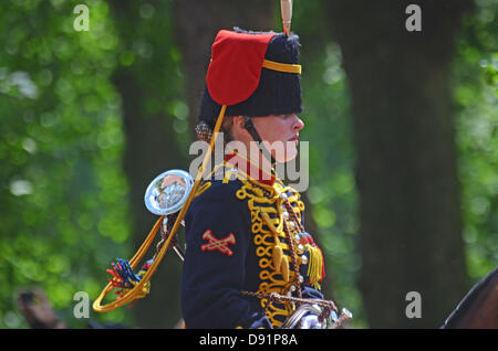 Il compleanno ufficiale della Regina Elisabetta II è contrassegnato ogni anno da una parata militare e marzo-passato, noto come Trooping il colore (trasporto di bandiera). Il nome ufficiale è òla QueenÕs ParadeÓ compleanno. Ogni mese di giugno, la Regina e di altri membri della famiglia reale frequentare il Trooping il colore cerimonia per la sfilata delle Guardie a Cavallo , Whitehall a Londra. La regina assiste alla cerimonia di prendere la salute di migliaia di guardie che sfilano il colore (loro reggimento tricolore). È solo le protezioni per i piedi poste della famiglia divisione che prendere parte alla festa di compleanno QueenÕs Parade, con l'eccezione di Foto Stock