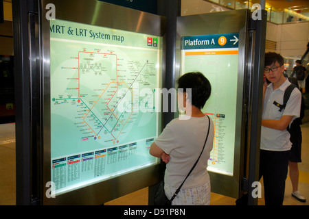 Singapore, Stazione MRT di Bishan, linea circolare, treno della metropolitana, trasporto pubblico, cavalieri, pendolari, Asian Asians etnia immigranti minoranza, adulto a Foto Stock