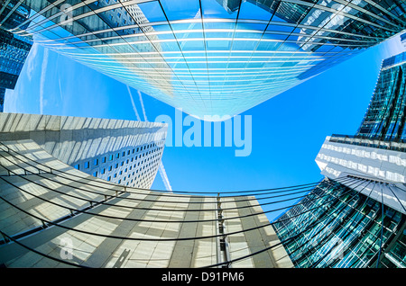 Grandi grattacieli riprese con una lente fisheye La Défense grande quartiere degli affari vicino a Parigi, Francia Foto Stock