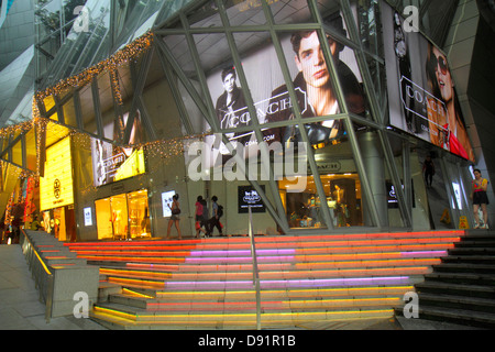 Singapore,Orchard Road,Ion Orchard,centro commerciale,complesso,di lusso,shopping shopper shopping shopping negozi mercati di mercato di vendita di acquisto, negozio al dettaglio st Foto Stock