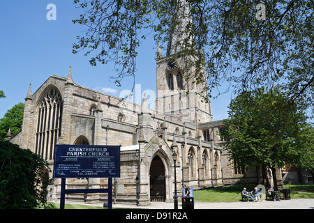 La chiesa parrocchiale di Chesterfield, in Inghilterra, conosciuta anche come la guglia storta St Mary and All Saints Parish Church Foto Stock