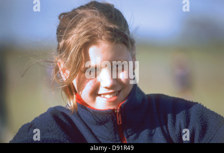 Ragazza adolescente che indossa il vello invernale, Winkfield, Berkshire, Inghilterra, Regno Unito Foto Stock