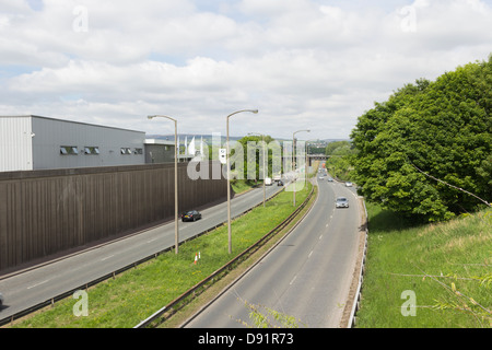 St Peters strada a doppia corsia, l'A666, a Bolton, guardando a nord dalla corsia di Raikes. Foto Stock