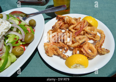 Insalata greca e calamari in taverna, Halki (Chalki), Rodi (Rodi) Regione, del Dodecaneso, Egeo Meridionale Regione, greco Foto Stock