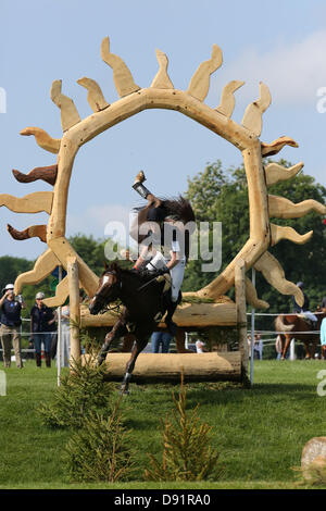 Leeds Bramham UK. 8 Giugno 2013. Una drammatica vicino a cadere come Xavier Snakers riding Ramses De Hurtebise Ewalco miracolosamente rimane sul cavallo durante il quarantesimo Bramham horse trials. Credito: S D Schofield/Alamy Live News Foto Stock