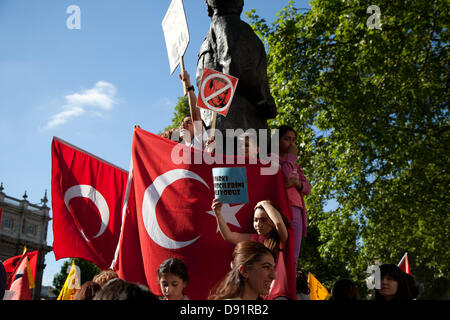 Londra, Regno Unito. Sabato 8 giugno 2013 un folto gruppo di dimostranti turchi si sono riuniti di fronte a Downing Street per mostrare il loro sostegno e solidarietà per le continue manifestazioni di protesta in Turchia. La protesta è successivamente spostata su Trafalgar Square. Credito: Nelson pereira/Alamy Live News Foto Stock