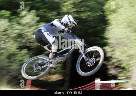 Fort William, UK. 8 Giugno 2013. Un pilota su una formazione gestita per domenica la discesa con la Mountain Bike di Coppa del Mondo a Fort William, in Scozia. Foto Stock