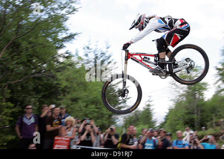 Fort William, UK. 8 Giugno 2013. Manon Carpenter sulla sua manche di qualificazione per domenica la discesa con la Mountain Bike di Coppa del Mondo a Fort William, in Scozia. Foto Stock