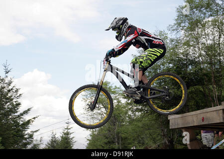 Fort William, UK. 8 Giugno 2013. Fionn Griffiths sulla sua manche di qualificazione per domenica la discesa con la Mountain Bike di Coppa del Mondo a Fort William, in Scozia. Foto Stock