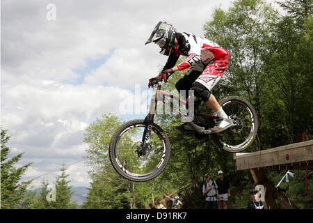 Fort William, UK. 8 Giugno 2013. Josh Bryceland sulla sua manche di qualificazione per domenica la discesa con la Mountain Bike di Coppa del Mondo a Fort William, in Scozia. Foto Stock