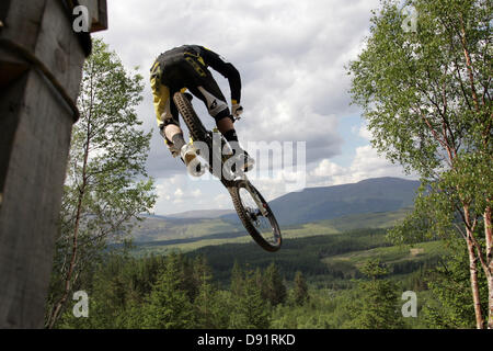 Fort William, UK. 8 Giugno 2013. Marc Beaumont sulla sua manche di qualificazione per domenica la discesa con la Mountain Bike di Coppa del Mondo a Fort William, in Scozia. Foto Stock