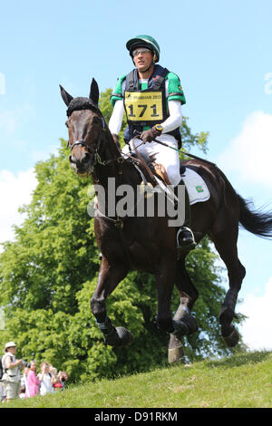 Leeds Bramham UK. 8 Giugno 2013. Marlcelo Tosi (BRA ) Eleda equitazione tutto nero durante il cross country evento al quarantesimo Bramham horse trials. Credito: S D Schofield/Alamy Live News Foto Stock