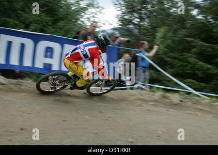 Fort William, UK. 8 Giugno 2013. Un cavaliere a sua manche di qualificazione per domenica la discesa con la Mountain Bike di Coppa del Mondo a Fort William, in Scozia. Foto Stock