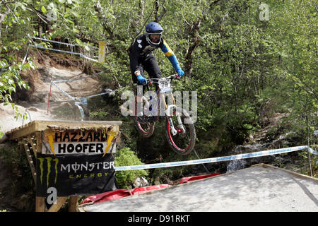 Fort William, UK. 8 Giugno 2013. Niklas Wallner sulla sua manche di qualificazione per domenica la discesa con la Mountain Bike di Coppa del Mondo a Fort William, in Scozia. Foto Stock