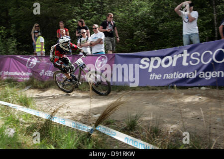 Fort William, UK. 8 Giugno 2013. Romain Goulesque di Francia per la sua manche di qualificazione per domenica la discesa con la Mountain Bike di Coppa del Mondo a Fort William, in Scozia. Foto Stock