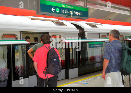 Stazione MRT di Singapore Tanah Merah, East West Line, treno della metropolitana, cavalieri, pendolari, uomo asiatico maschile, piattaforma, Sing130206058 Foto Stock