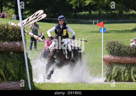 Leeds Bramham UK. 8 Giugno 2013. Nicloa Wilson deselezionando l'acqua ostacolo durante il cross country evento al quarantesimo Bramham horse trials. Credito: S D Schofield/Alamy Live News Foto Stock