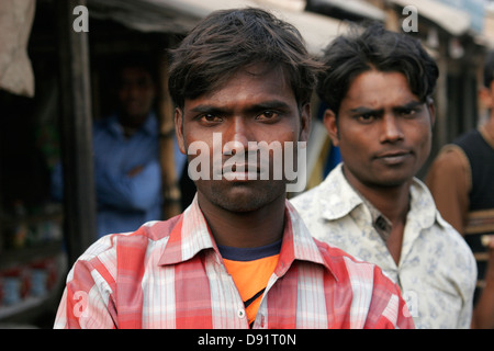 Un gruppo di uomini del Bangladesh cercando nella fotocamera, Bangladesh Foto Stock