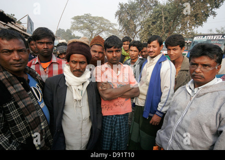 Un gruppo di uomini del Bangladesh cercando nella fotocamera, Bangladesh Foto Stock