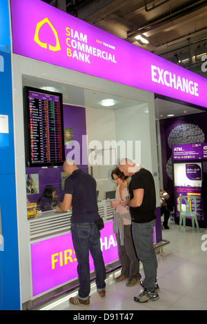 Bangkok Thailandia,Thai,Suvarnabhumi International Airport,BKK,cambio valuta,negozio,Siam Commercial Bank,banca,clienti,uomo maschio,terminal,Thai1302 Foto Stock