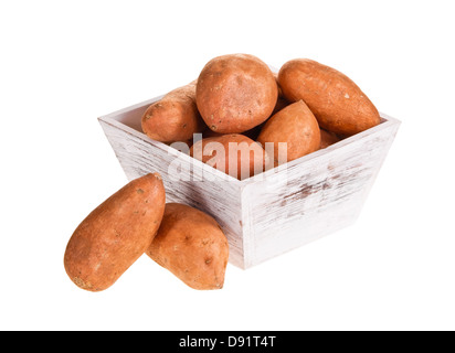 Tuberi crudi di patate in una cassa di legno isolato su sfondo bianco.  Patate gialle fresche in una scatola di legno. Contenitore rustico per  verdure Foto stock - Alamy