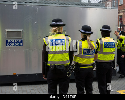 Tre ufficiali di polizia donne in piedi nella parte anteriore in acciaio cordone di polizia durante lo scontro con l'EDL in Sheffield South Yorkshire Foto Stock