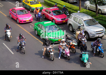 Bangkok Thailandia, Thai, Pathum WAN, Phaya Thai Road, traffico, taxi, taxi, taxi, taxi, moto, scooter a motore, Skywalk, vista, aereo, vista dall'alto, vista dall'alto Foto Stock