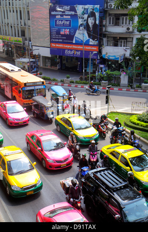 Bangkok Thailandia,Thai,Pathum WAN,Rama 1 Road,traffico,taxi,taxi,taxi,taxi,moto,scooter a motore,autobus,pullman,risciò auto,tuk-tuk,sam-lor,Skywalk,vi Foto Stock