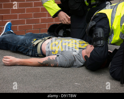 L'uomo con la ferita alla testa fissa feriti e riceve il trattamento dopo l'EDL sostenitori si scontrano con la polizia Sheffield 8 Giugno 2013 Foto Stock