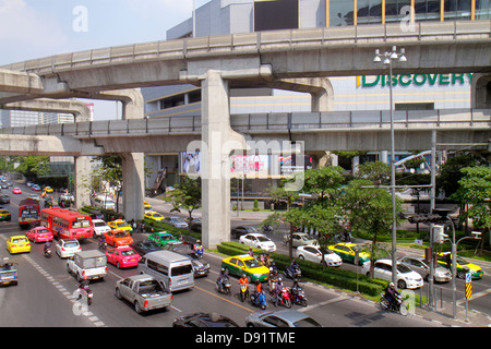 Thailandia, Thai, Bangkok, Pathum WAN, Phaya Thai Road, traffico, taxi, taxi, taxi, taxi, moto, scooter a motore, autobus, pullman, Skywalk, vista, aereo, sovrahea Foto Stock