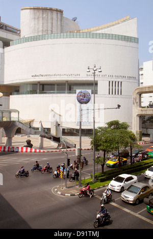 Bangkok Thailandia, Thai, Pathum WAN, Rama 1 Road, Bangkok Art & Culture Center, centro, arti contemporanee, museo, fronte, ingresso, traffico, moto, motore sco Foto Stock