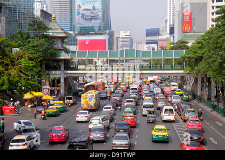 Bangkok Thailandia, Thai, Pathum WAN, Ratchadamri, traffico, taxi, taxi, taxi, moto, scooter a motore, autobus, pullman, auto risciò, tuk-tuk, sam-lor, taxi, Skywa Foto Stock