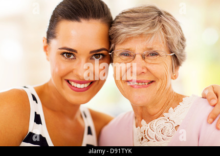 Donna felice e senior madre closeup ritratto Foto Stock
