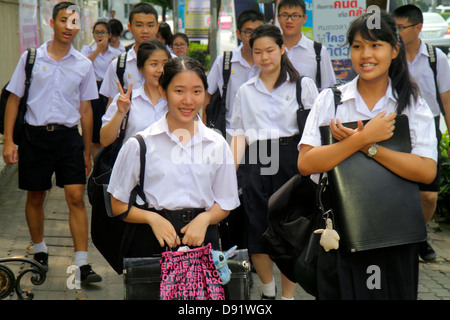 Thailandia,Thai,Bangkok,Pathum WAN,Università di Chulalongkorn,Scuola di Farmacia,studenti,ragazzi adolescenti adolescenti asiatici ragazzi maschi ragazza,g Foto Stock