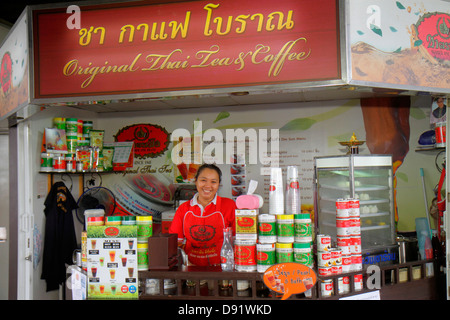 Thailandia, Thai, Bangkok, Chatuchak, Phaholyothin Road, Mo Chit Station, Bangkok Mass Transit System, BTS Skytrain, piccole aziende, Thai, tè, caffè, barista, Asia Foto Stock