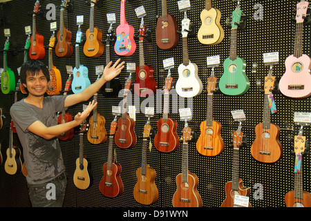 Bangkok Thailandia,Thai,Chatuchak,Phaholyothin Road,Music Hut,strumenti musicali,vendita,store,uomo asiatico maschio,ukuleles,Thai130208076 Foto Stock