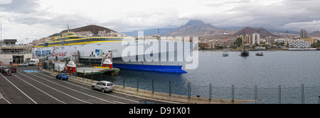 Fred Olsen trimarano caricamento al porto dei traghetti a Los Cristianos town, Sud di Tenerife, Isole Canarie Spagna Foto Stock