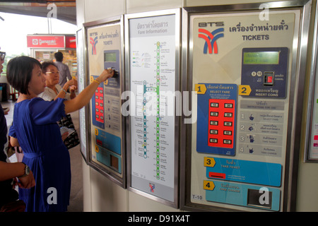 Thailandia, Thai, Bangkok, Chatuchak, Phaholyothin Road, Mo Chit Station, Bangkok Mass Transit System, BTS Skytrain, distributore di biglietti, self-service, Asian w Foto Stock