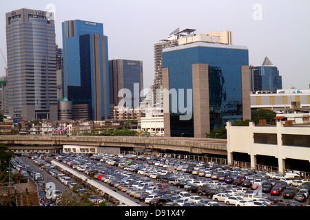 Bangkok Thailandia, Thai, Chatuchak, Phaholyothin Road, Mo Chit Station, Bangkok Mass Transit System, BTS Skytrain, vista, parcheggio auto, edifici di uffici, città Foto Stock