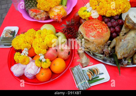 Bangkok Thailandia, Thai, Pathum WAN, Phaya Thai Road, MBK Center, centro, complesso, Capodanno cinese, evento, religiosi, offerte, santuario, buddisti, cibo, frutta, flusso Foto Stock