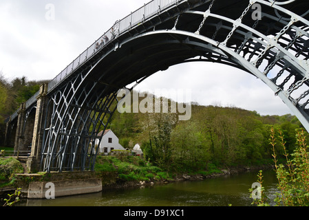 Il ponte di ferro sul fiume Severn, Ironbridge, Ironbridge Gorge, Shropshire, England, Regno Unito Foto Stock