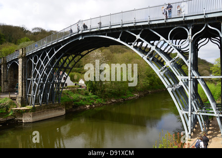 Il ponte di ferro sul fiume Severn, Ironbridge, Ironbridge Gorge, Shropshire, England, Regno Unito Foto Stock