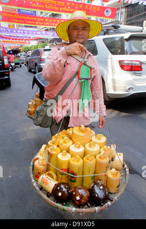 Thailandia,Thai,Bangkok,Samphanthawong,Chinatown,Yaowarat Road,traffico,banner,Capodanno cinese,uomo asiatico maschio,strada,venditori,bancarelle bo Foto Stock